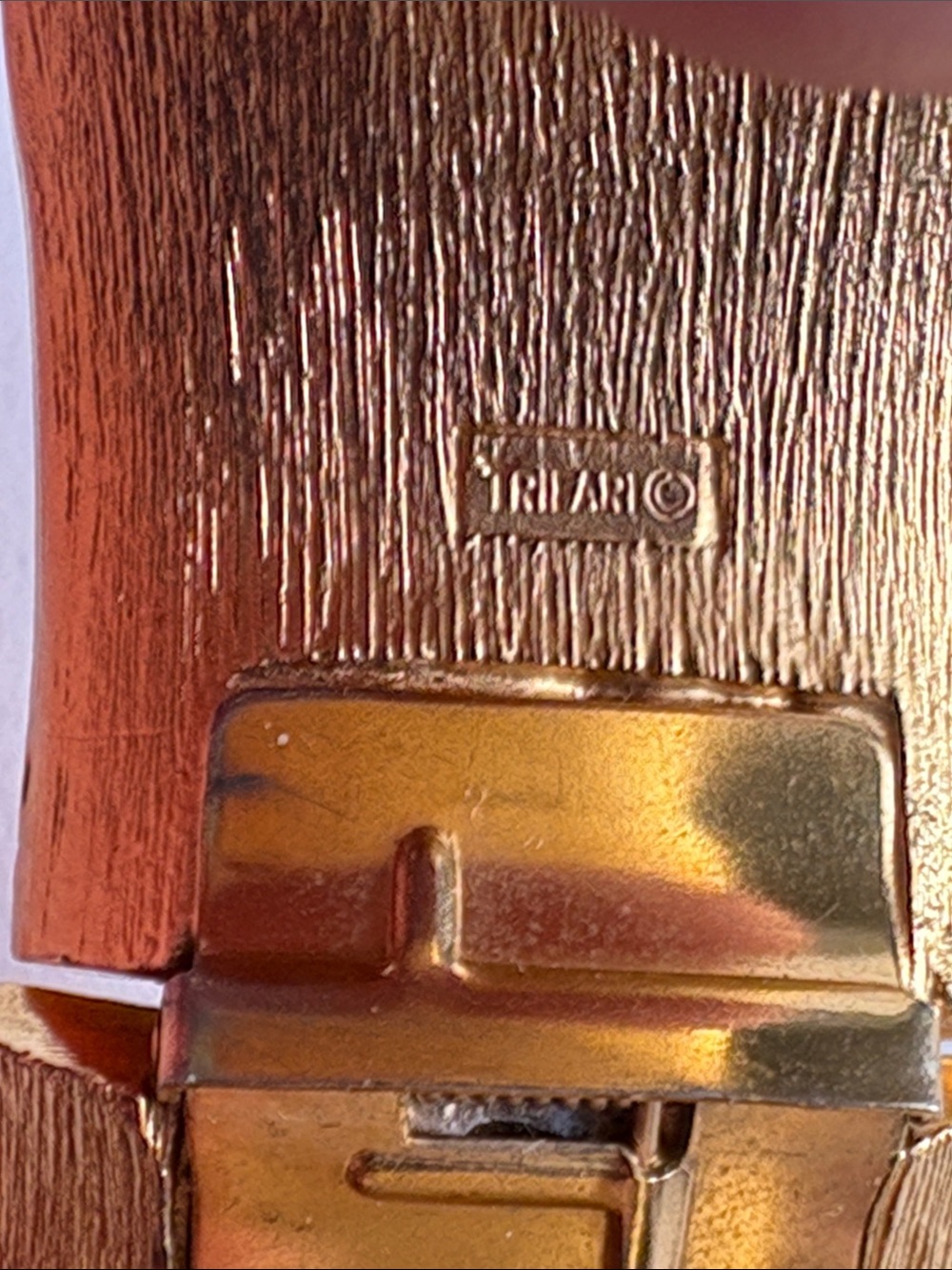Vintage 1950s Crown Trifari White Enamel Gold Cuff Bracelet - Picture 3 of 7
